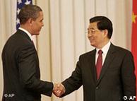 Rais wa Marekani Barack Obama, lakisalimiana na mwenyeji wake Hu Jintao, baada ya mkutano wao