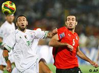 الجزائر تهزم مصر وتتأهل إلى نهائيات مونديال 2010 0,,4906841_1,00