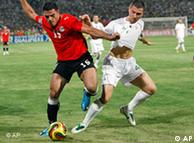 الجزائر تهزم مصر وتتأهل إلى نهائيات مونديال 2010 0,,4906844_1,00
