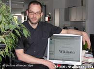 Даниэль Домшайт-Берг под именем Даниель Шмит представляет портал Wikileaks в 2009 году в Гамбурге 