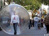 Un hombre camina en una burbuja por el centro de Colonia, Alemania. Una acción de la Oficina federal de Protección del SIDA/VIH.
