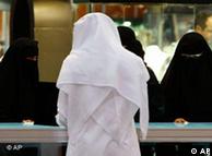 ناشطات سعوديات ينتقدن بشدة منع النساء من المشاركة في الانتخابات البلدية