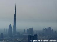 Рядом с Дубайской башней прочие небоскребы кажутся карликами