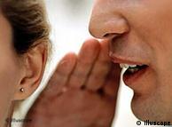 Mann flüstert einer Frau etwas ins Ohr Mobbing Gerücht. Foto: Illuscope
