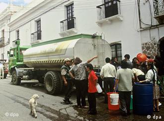 Caminhão-pipa com água abastece povoados na Bolívia