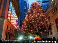 Weihnachtsbaum vor der Börse in New York (Foto: dpa)