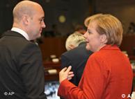 Kansela wa Ujerumani Angela Merkel na Waziri Mkuu wa Sweden Fredrik Reinfeldt kwenye mkutano wa viongozi wa Umoja wa Ulaya mjini Brussels.