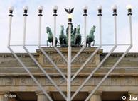 Candelabro de nove braços em frente ao Portão de Brandemburgo