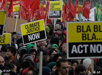 Ativistas do mundo todo foram às ruas exigindo um acordo climático. Foto AP/DW