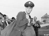 Elvis Presley ketika baru tiba di Friedberg, Jerman Barat (02/10/1958)