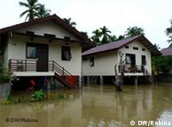 Casas reconstruídas nas áreas atingidas por inundações em Acé