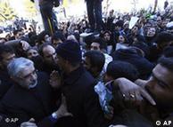 حضور میرحسین موسوی (چپ) در مراسم خاکسپاری آیت‌الله منتظری