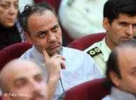 احمد زید 
آبادی در صحنه‌ای از دادگاه‌های موسوم به نمایشی علیه روزنامه‌نگاران و 
فعالان سیاسی