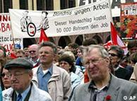 На 1 май 2002 германски синдикати протистират в Лайпциг срещу съкращенията и безработицата