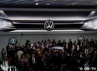 Толпа посетителей на стенде Volkswagen на автосалоне в Детройте 