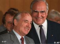 Gorbatchov (esq.) e Kohl acertaram a reunificação da Alemanha