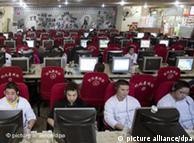 中国拥有约3亿4千万网民