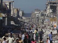 海地发生强烈地震后许多人无家可归
