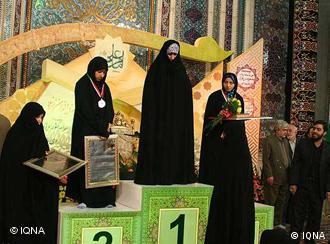 برندگان امسال مسابقه‌ی قرآن‌خوانی زنان در ایران به سبک مسابقات ورزشی به روی سکوهای قهرمانی فرستاده شده‌اند. رتبه نفر سوم زیر حجاب او پنهان مانده است.