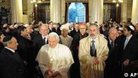 پاپ بندیکت شانزدهم هنگام دیدار از کنیسه‌ی رم