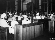 در این نشست قانون اساسی هند به تصویب رسید. نفر جلو (سمت راست) جواهر لعل نهرو نخست وزیر هند