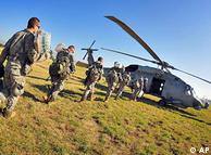Soldados norte-americanos levam suprimentos a vítimas do terremoto