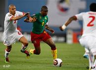 Samuel Eto'o (m.) setzt sich beim Afrika Cup gegen zwei Tunesier durch (Foto: AP)