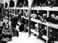 گرسنگی و سرما در آشویتس حاکم بود. این عکس محل نگهداری زنان را در آشویتس نشان می‌دهد. برای زنان بخشی جداگانه در نظر گرفته شده بود.