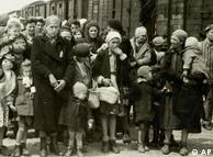  عکس بالا زنان و کودکان یهودی از مجارستان را در زمان ورود به آشویتس نشان می‌دهد. آنان جدا از مردان مورد گزینش قرار می‌گرفتند. این عکس که در سال ۱۹۴۴ گرفته شده است، در آرشیو 