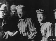  ۲۷ ژانویه ۲۰۱۰، ۶۵ سال از آزادسازی اردوگاه مرگ آشویتس به دست سربازان روس می‌گذرد. بین سال‌های ۱۹۴۰ تا ۱۹۴۵ بیش از یک میلیون انسان، که اکثرشان یهودی بودند، در آنجا کشته شدند. زمانی که سربازان روس اردوگاه آشویتس را رسما آزاد کردند، فقط ۷۰۰۰ زندانی هنوز در آنجا زنده مانده بودند. تصویر بالا سه تن از بازماندگان را در سال ۱۹۴۵ نشان می‌دهد.