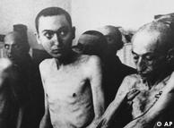  ۱۰ روز قبل از آنکه ارتش سرخ به آشویتس برسد، نازی‌ها ۶۰ هزار زندانی را به اردوگاه‌های دیگر منتقل کردند. فقط زندانیانی که به دلیل گرسنگی و ناتوانی جسمی دیگر قدرت حرکت نداشتند، در آشویتس باقی مانده بودند.