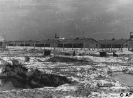  آشویتس – بیرکنائو بزرگترین اردوگاه کار اجباری و اردوگاه مرگ نازی‌ها بود، و امروز هم تنها اردوگاهی است که از سال ۱۹۴۵ به بعد تغییری در ساختمان آن صورت نگرفته است. در آشویتس مانند همه اردوگاه‌های دیگر نازی‌ها، کولی‌ها نیز به قتل می‌رسیدند. تصویر بالا مربوط به سال ۱۹۴۶ است.