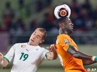 Yaya Touré 
(Elfenbeinküste) gegen  Hassen Yebda (Algerien) beim Afrika Cup. 
(Foto:ap)