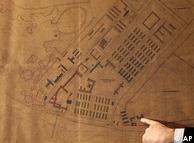  عکس بالا نسخه‌ی اصلی نقشه‌ی ساختمانی آشویتس را نشان می‌دهد. این نقشه که متعلق به سال‌های ۱۹۴۱ و ۱۹۴۲ است، در 