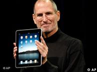 Direktur Apple Steve Jobs dengan bangga menunjukkan produk baru iPad di San Francisco (27/01/10)