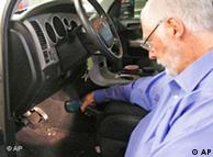 Ерл Стюарт, власник авто Toyota, демонструє дефектну педаль газу