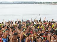 Protestos da população indígena em Altamira em 2008 contra a construção da usina de Belo Monte