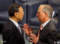 中国外长杨洁篪在慕尼黑国际安全会议上与大会主席沃尔夫冈·伊兴格（Wolfgang Ischinger）交谈