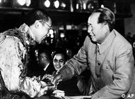 Dalai Lama e Mao Tse Tung, em  1954, antes do exílio do líder tibetano