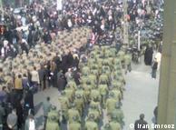 تریبون سخنرانی احمدی‌نژاد در میدان آزادی توسط صدها نیروی نظامی و امنیتی از جمعیت جدا می‌شد.