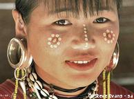 تنتشر ظاهرة ثقب الأذنين وتوسيعها في عدد من الثقافات غير الأوروبية، 
على غرار بورما في آسيا