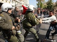 Ecos da crise: Gregos protestam e culpam alemães por crise econômica nacional