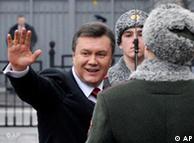 Víctor Yanukóvich saluda a sus seguidores al llegar al Parlamento ucraniano.