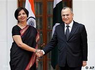 پاکستانی خارجہ سکریٹری سلمان بشیر اپنی بھارتی ہم منصب کے ساتھ 