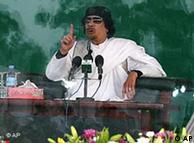 Kadafi  discursou por trás de vidro à prova de balas.