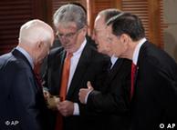 جان مک‌کین 
به همراه جمعی از سناتورهای جمهوری‌خواه