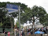 Imigrantes bolivianos encontram-se regularmente na Praça Kantuta