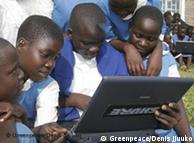 Djeca za prijenosnim računalom