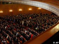 2010年3月14日中国人大会议闭幕，代表们起立高唱国歌