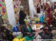 زنان و مردان تاجیکی در غرفه‌های کوچک، انوان نان و شیرینی محلی، خوراکی‌های ویژه عید نوروز و همینطور سفره‌های هفت‌سین و هفت‌شین را به نمایش می‌گذارند. 